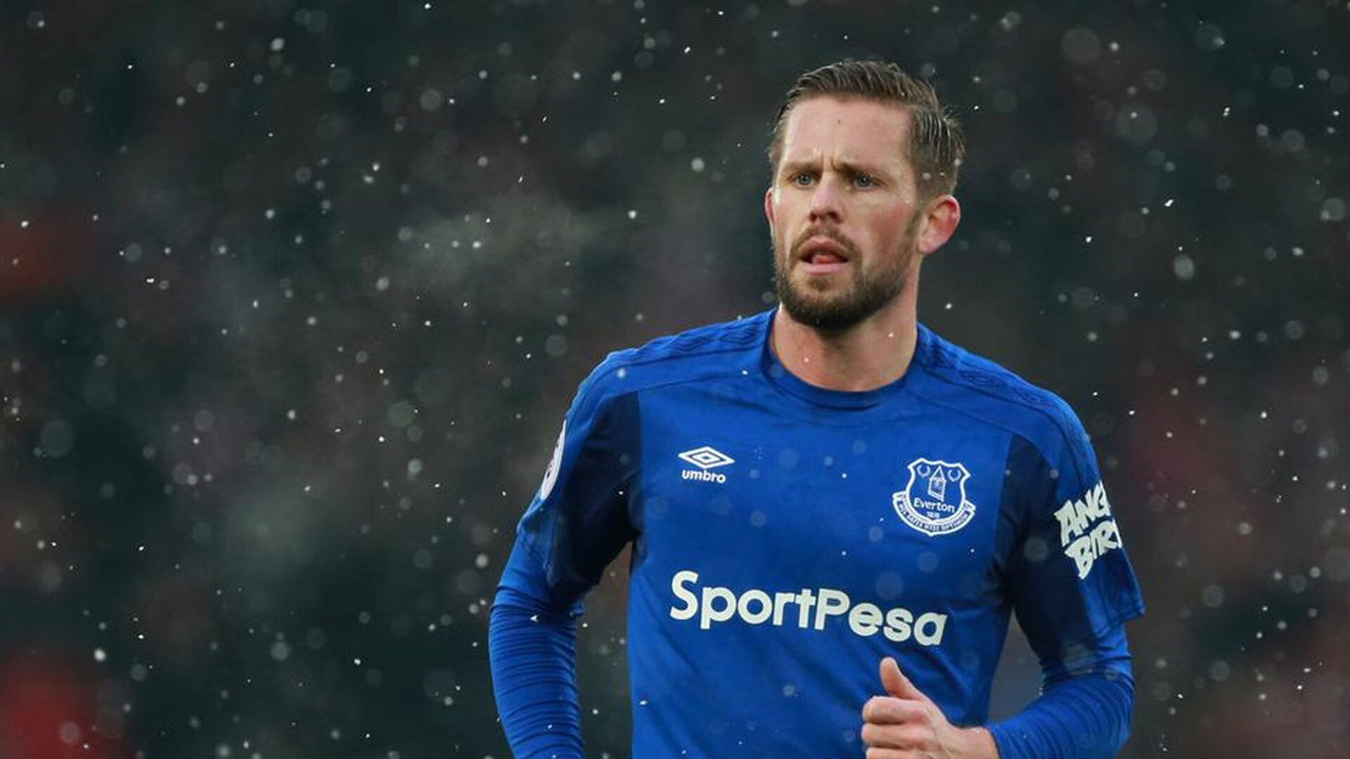 巴黎球星遭凶狠铲球伤退,痛苦落泪,巴黎球迷