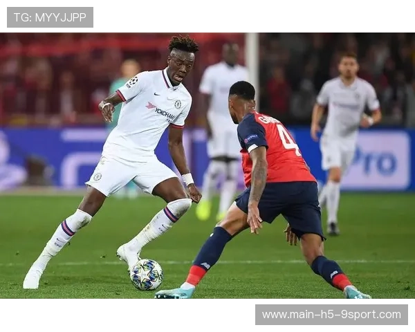 中国足球联赛中三线作战的体能与人员轮换挑战，足球场三线最长的线