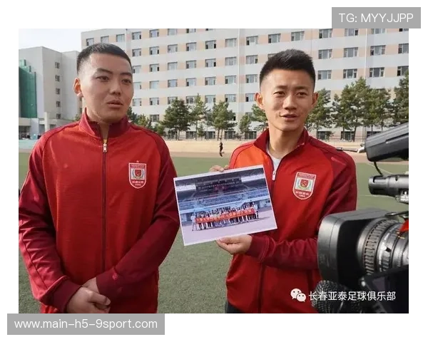 河南队周大地抢二点成功，顺势分边让边路提速